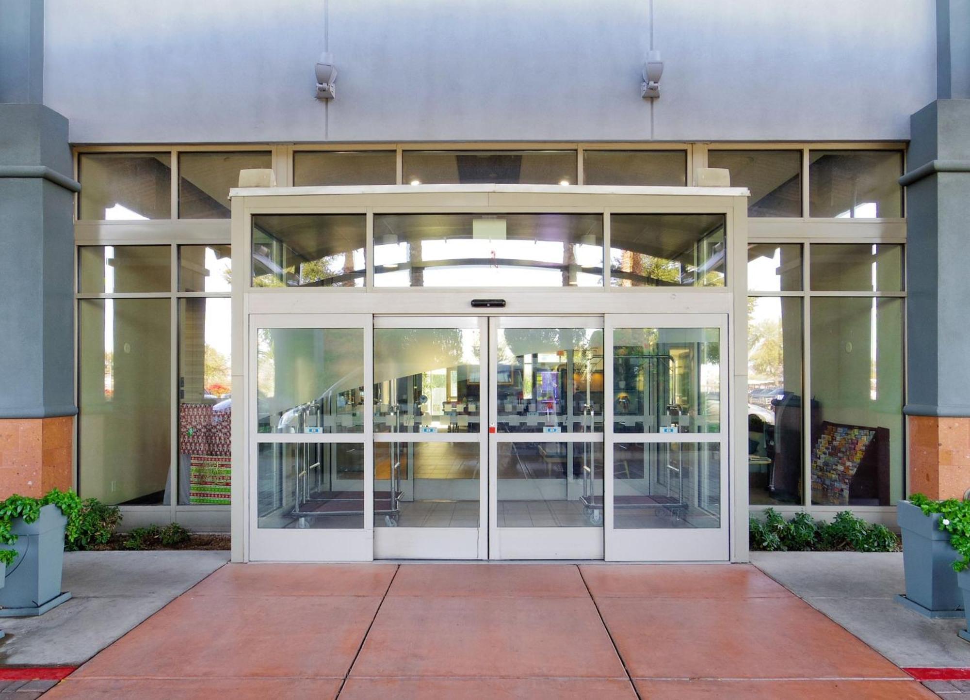 Holiday Inn & Suites Phoenix Airport By Ihg Exterior photo